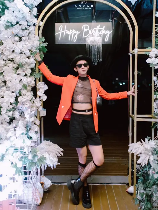 Pria 42 tahun itu juga kerap mengenakan sheer top sebagai padanan blazer dan short pants-nya. [@amingisback].