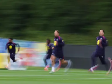 Penyerang Inggris #09 Harry Kane (tengah) berlari selama sesi latihan selama turnamen Euro 2024, di base camp tim, resor golf Weimarer Land, dekat Blankenhain, Rabu (3/7/2024). (Adrian DENNIS / AFP)