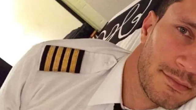 [Bintang] Foto Viral: Ketampanan Pilot Ini Bikin Para Perempuan Nggak Berkedip