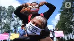 Seorang jurnalis melakukan aksi teatrikal saat aksi solidaritas di kawasan Tugu Adipura, Kota Tangerang, Rabu (31/3/2021). Mereka menuntut pihak berwenang mengusut tuntas oknum pelaku kekerasan terhadap wartawan Tempo, Nurhadi dan kasus kekerasan jurnalis lainnya. (Liputan6.com/Angga Yuniar)