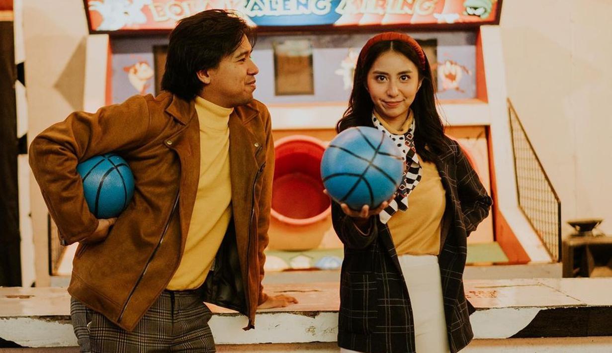 Penampilan Joshua dan Clairine saat melakukan pemotretan prewedding juga tak luput dari sorotan publik. Tampil dalam busana bernuansa kuning dan cokelat, keduanya terlihat casual namun memesona. (Liputan6.com/IG/@jojosuherman)