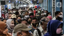 Kepadatan calon penumpang bus Transjakarta saat antre di Halte Harmoni, Jakarta, Selasa (10/5/2022). Penumpang bus Transjakarta kembali padat usai warga kembali beraktivitas pascalibur Lebaran. (merdeka.com/Iqbal S. Nugroho)