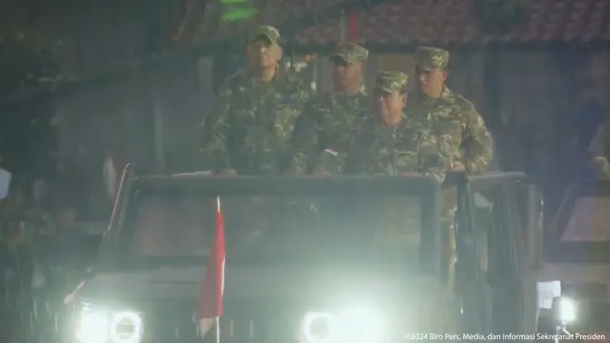 Parade Senja yang Basah: Prabowo, Gibran, dan Menteri Beraksi di Tengah Hujan