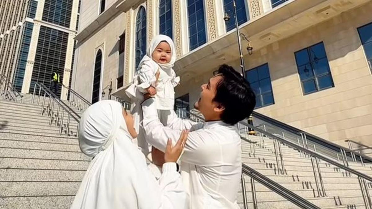 5 Potret Kebahagiaan Anisa Rahma dan Suami Ajak Anak Umrah Saat Ramadan, Keluarga Cemara