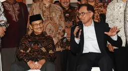 Presiden ke-3 RI Bacharuddin Jusuf Habibie berbincang dengan mantan Wakil PM Malaysia Anwar Ibrahim, Jakarta, Minggu (20/5). Agenda reformasi menjadi salah satu alasan utama Anwar memenuhi undangan bertemu Presiden ke-3 RI. (Liputan6.com/Angga Yuniar)