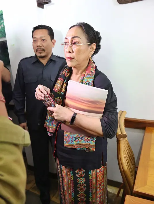 "Puisi Ibu Indonesia adalah salah satu puisi yang saya tulis, yang menjadi bagian dari Buku Kumpulan Puisi Ibu Indonesia yang telah diterbitkan pada 2006," kata Sukmawati. (Nurwahyunan/Bintang.com)