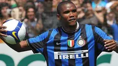 Striker Kamerin, Samuel Eto'o dalam presentasi setelah resmi dibeli Inter Milan di Appiano Gentile pada 28 Juli 2009 . Eto'o ditukar dengan Zlatan Ibrahimovic head yang pindah ke Barcelona. AFP PHOTO/GIUSEPPE CACACE