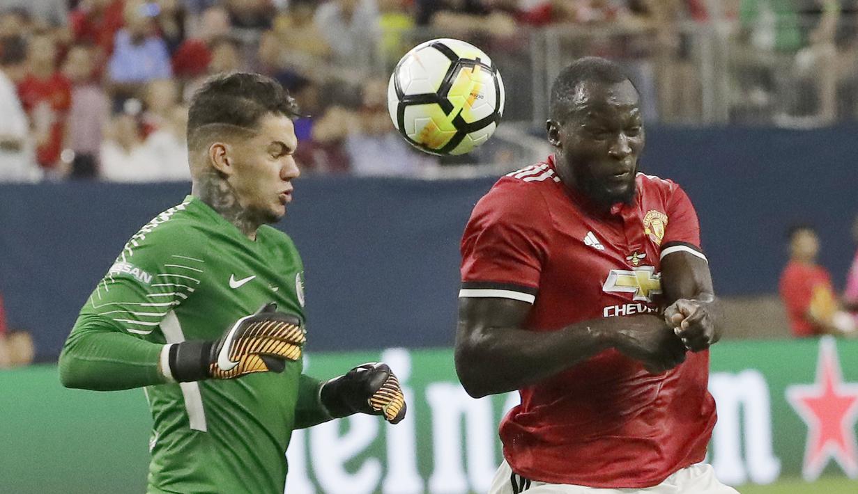 Romelu Lukaku (kanan) menyundul bola saat berhadapan dengan kiper Manchester City, Moraes Ederson pada laga International Champions Club di NRG Stadium, Houston, (20/7/2017). (AP/David J. Phillip)