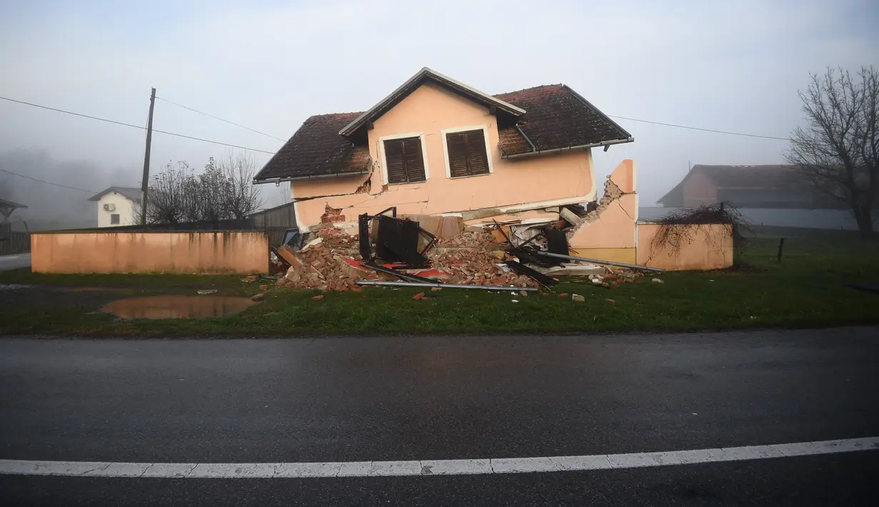 Foto pada 30 Desember 2020 menunjukkan sebuah rumah yang rusak akibat gempa di Glina, Kroasia. Beberapa gempa susulan yang kuat terus mengguncang Kroasia tengah pada Rabu (30/12), sehari setelah gempa bermagnitudo 6,4 menimbulkan kerusakan. (Xinhua/Pixsell/Marko Lukunic)