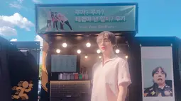 Bulan Juni lalu, Park Seo Joon dan Choi Woo Shik juga menunjukkan dukungan mereka kepada V dengan mengirim foodtruck ke fan meet BTS di Seoul. (Liputan6.com/Twitter/@BTS_twt)