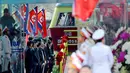 Sebuah kereta yang membawa pemimpin Korea Utara, Kim Jong-un tiba di Stasiun Dong Dang di Lang Son, Vietnam, Selasa (26/2). Kim tiba sekitar pukul 08.00 pagi waktu setempat dengan pengawalan ketat dan mendapat sambutan meriah. (AP/Minh Hoang)