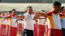 Panglima TNI, Jenderal TNI Gatot Nurmantyo (tengah) melakukan pemanasan jelang berolahraga bersama prajurit TNI di Lapangan Kohanudnas Halim Perdanakusuma Jakarta, Jumat (4/12/2015). Kegiatan ini rutin dilakukan. (Liputan6.com/Helmi Fithriansyah)