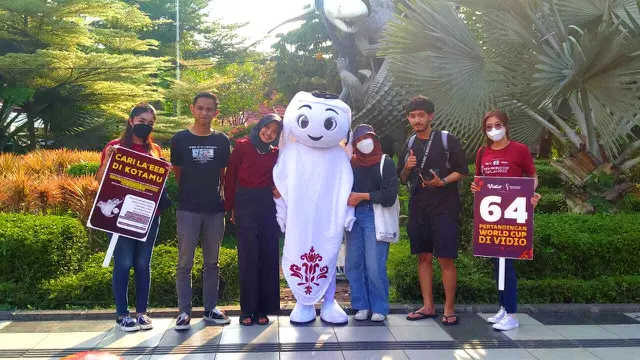 Foto: Hari Kedua di Surabaya, Maskot Piala Dunia 2022 Main ke Pantai dan Kebun Binatang