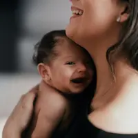 Ilustrasi ibu dan bayi bahagia/copyright unsplash.com/Raul Angle