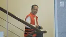 Mantan Kepala BPPN Syafruddin Arsyad Temenggung menaiki tangga menuju ruang periksa di Gedung KPK Jakarta, Rabu (27/12/2017). Ia diperiksa terkait dugaan korupsi pemberian SKL pemegang saham pengendali BDNI tahun 2004. (Liputan6.com/Helmi Fithriansyah)