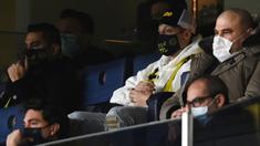 Pemain anyar Fenerbahce, Mesut Ozil menyaksikan pertandingan timnya melawan Kaysersispor dari bangku penonton dalam lanjutan Turkish Super League di Istanbul, Senin (25/1/2021). (Foto: AFP/Ozan Kose)