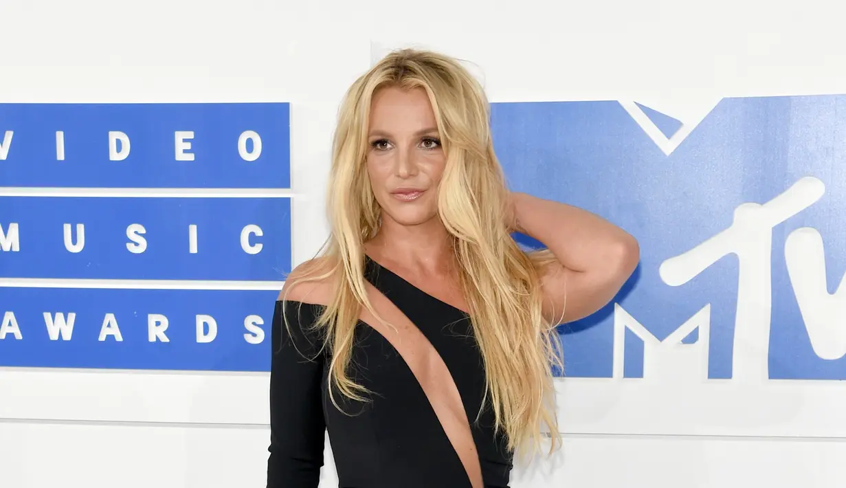 Britney Spears tampil dengan dress hitam. Tampil seksi dan terlihat bentuk tubuh langsingnya. Diva ini juga tampil sebagai salah satu pengisi acara yang tidak kalah seksinya saat diatas panggung. (AFP/Bintang.com)