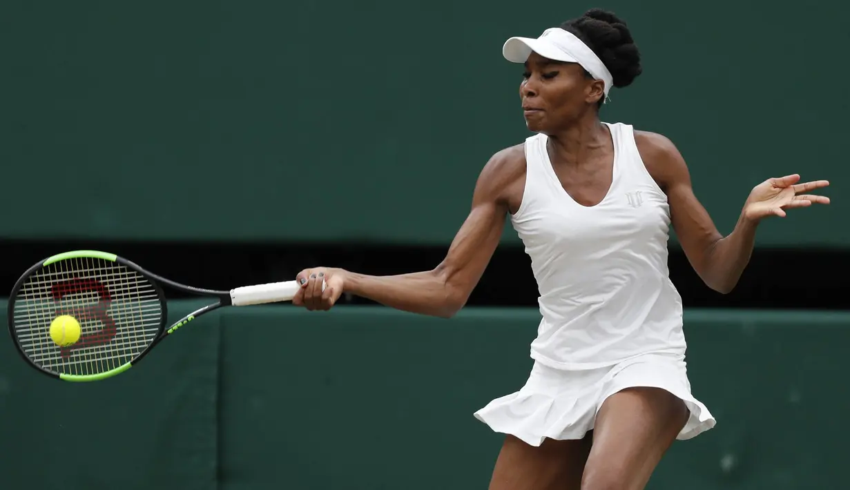 Petenis Amerika Serikat, Venus Williams, mengembalikan bola saat melawan Garbine Muguruza pada laga final Wimbledon di All England Lawn Tennis Club, Inggris, Sabtu (15/7/2017). Muguruza menang 7-5 dan 6-0 atas Williams. (AFP/Facundo Arrizabalaga)