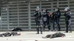 Polisi menahan salah satu teroris saat latihan serangan teroris di Stadion Pierre Mauroy di Lille, Prancis (21/4). Jelang Euro 2016, Polisi Prancis mengelar latihan mengantisipasi terjadinya serangan teror yang tidak diinginkan. (AFP PHOTO/DENIS Charlet)