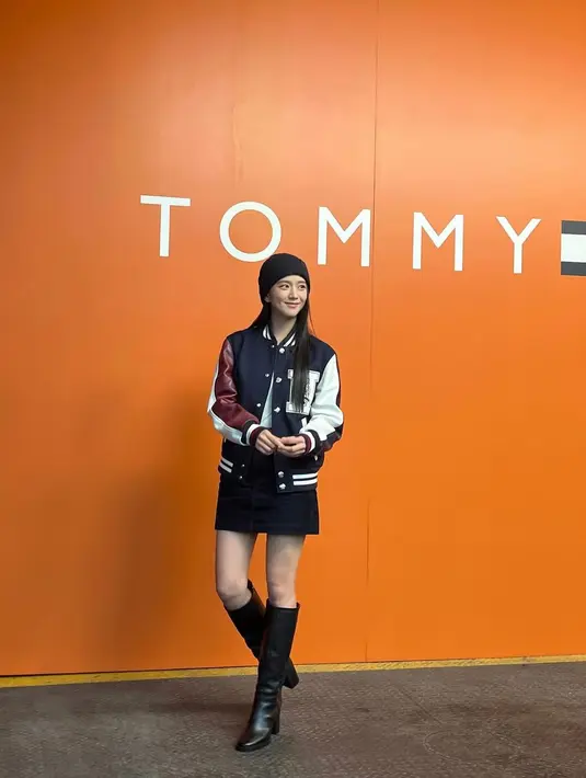 Athleisure style dengan varsity jacket, mini skirt, dan beanie hat makin terlihat kece dengan sepatu boots sebagai alas kaki. [@sooyaaa__].