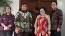 Ketua Umum Partai Gerindra Parbowo Subianto (dua kiri) bersama Ketua Umum PDIP Megawati Soekarnoputri (dua kanan) saat akan menggelar pertemuan di kediaman Megawati, Jalan Teuku Umar, Jakarta, Rabu (24/7/2019). Kedataganan Prabowo disambut langsung oleh Megawati. (Liputan6.com/Helmi Fithriansyah)