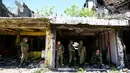 Tentara berkumpul di sebuah bangunan yang hancur di Kota Marawi, Provinsi Lanao del Sur, Filipina, Kamis (23/5/2019). Sebanyak 165 tentara, 45 warga sipil, dan ratusan gerilyawan ISIS tewas dalam konflik lima bulan di Kota Marawi. (Noel CELIS/AFP)