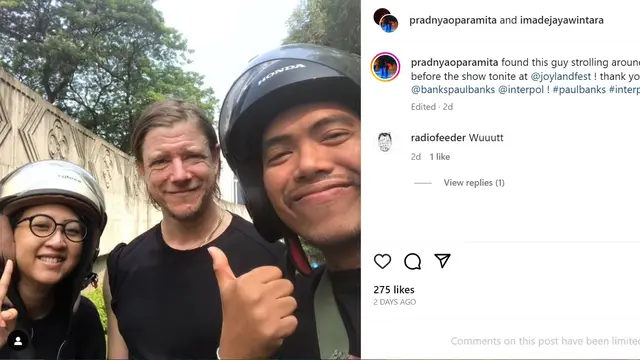 Penggemar Interpol Band Berfoto dengan Paul Banks