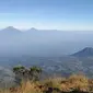 Melihat gunung-gunung lain dari Puncak Merbabu