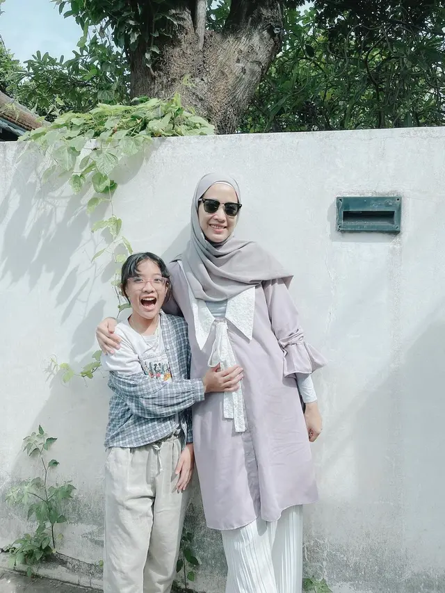 Hamil Anak Keempat, Ini 6 Potret Fanny Fabriana saat Momong Tiga Buah Hatinya