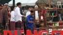 Presiden Joko Widodo melihat proses penenunan kain di Festival Sarung Indonesia 2019, Plaza Tenggara Kompleks GBK, Jakarta, Minggu (3/3). Festival ini untuk menghidupkan kesadaran generasi muda akan kekayaan budaya. (Liputan6.com/Helmi Fithriansyah)