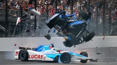 Scott Dixon melayang diudara usai tertabrak Jay Howard saat balapan Indianapolis 500 di Indianapolis Motor Speedway (28/5). Insiden terjadi saat Jay Howard keluar dari lajur balap hingga menabrak Scott Dixon. (Ron Graphman/The Indianapolis Star via AP)