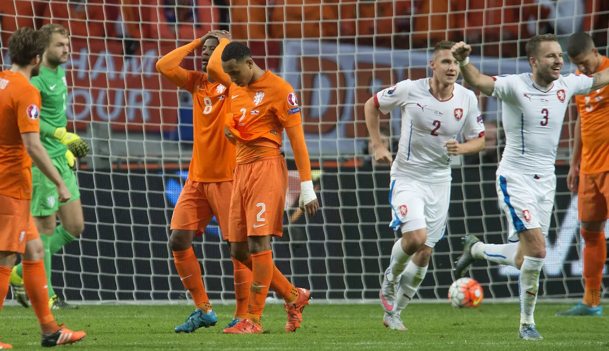 Para pemain Belanda (Oranye) tampak lesu setelah timnya kebobolan selama pertandingan Grup A kualifikasi Euro 2016 melawan Ceko di Amsterdam, Belanda, Rabu (14/10/2015). Belanda kalah dengan skor  2-3. (REUTERS/Toussaint Kluiters)