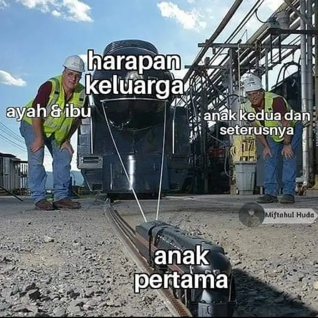 6 Meme Susah Senangnya Jadi Anak Pertama dalam Keluarga Banyak Dirasakan
