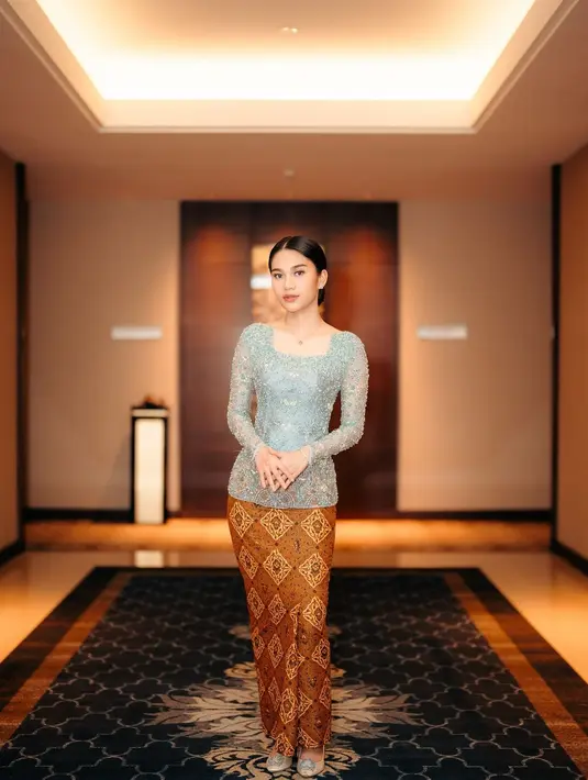 Azizah Salsha memancarkan pesona anggun dalam balutan kebaya full payet warna biru muda rancangan desainer kebaya pernikahannya, Asky Febrianti.  [@azizahsalsha_].