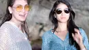 Begini momen saat Luna Maya dan Kerenina Sunny liiburan bareng. Tampil stylish dengan busana kasual, keduanya pun makin keren saat memakai kacamata. Selain itu Kerenina Sunny yang merupakan Duta Potensi Bahari ini sudah lincah saat menjalani olahraga air. (Liputan6.com/IG/@kerenina_sunny)