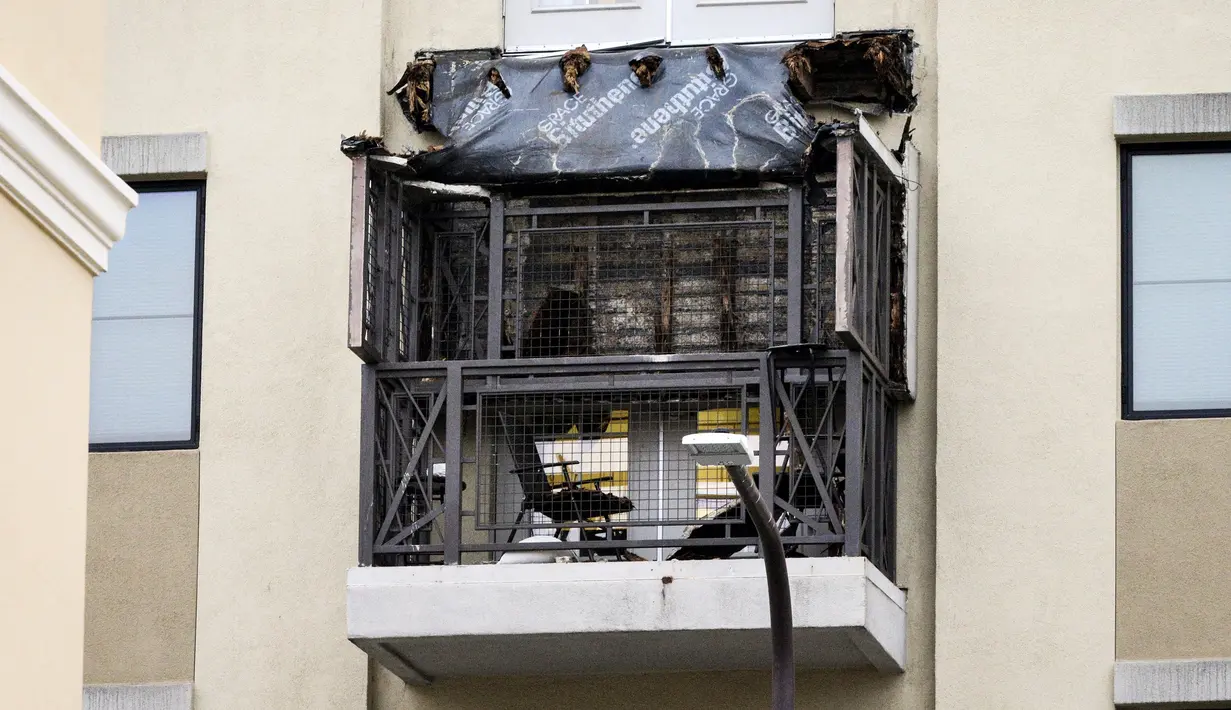 Kondisi balkon di lantai 4 sebuah apartemen yang runtuh, di California, AS, 16 Juni 2015. Enam orang mahasiswa yang berada di balkon itu dikabarkan terjatuh dan tewas. (REUTERS/Elia Nouvelage)