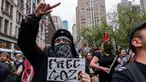 Para demonstran berkumpul untuk memprotes pengeboman Israel atas Gaza di Manhattan pada 12 April 2024 di New York City. (Spencer Platt/Getty Images North America/Getty Images via AFP)