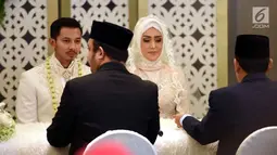 Pasangan selebritis, Fairuz A Rafiq dan Sonny Septian melangsungkan akad nikah di kawasan Kuningan, Jakarta Selatan, Minggu (21/5). Sonny memberi mahar unik berupa uang tunai Rp 999.999. (Liputan6.com/Herman Zakharia)