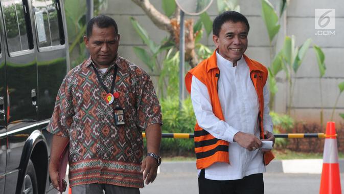 Gubernur Aceh nonaktif Irwandi Yusuf tersenyum saat tiba untuk menandatangani surat perpanjangan penahanan di gedung KPK, Jakarta, Jumat (28/9). Irwandi Yusuf diduga menerima suap dana Otsus Provinsi Aceh tahun 2018. (Merdeka.com/Dwi Narwoko)