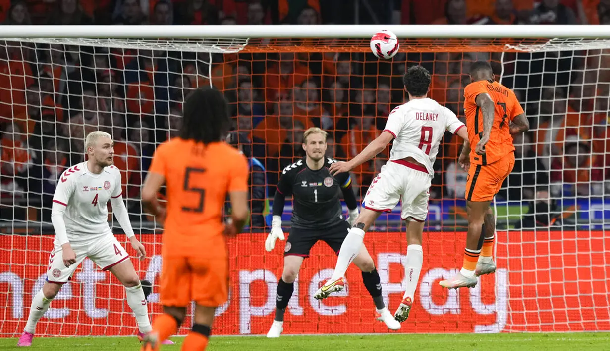 Pemain Belanda Steven Bergwijn (kanan) mencetak gol dengan sundulan melewati kiper Denmark Kasper Schmeichel pada pertandingan persahabatan di Johan Cruyff ArenA, Amsterdam, Belanda, 26 Maret 2022. Belanda menang 4-2. (AP Photo/Peter Dejong)