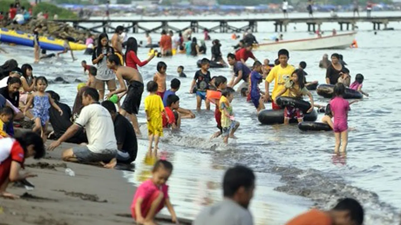 Warga Sekampung JK Serbu Pantai Akkarena di Makassar