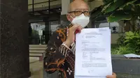 kuasa hukum Lalu Syahril, Teguh Santoso di kantor Gubernur Jalan Pahlawan Surabaya. (Dian Kurniawan/Liputan6.com)