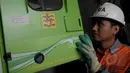 Petugas PLN melakukan pengecekan trafo secara rutin di Istana Bogor, Jawa Barat, Rabu (4/3/2015). PLN area Bogor berencana menambah dua penyulang dengan kapasitas 20KV untuk mendukung kinerja Presiden Joko Widodo.(Liputan6.com/Andrian M Tunay)
