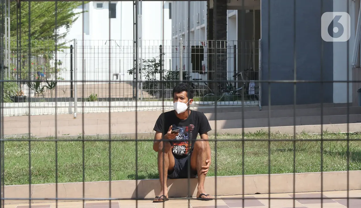 Pasien Covid 19 sedang berjemur di rumah isolasi terpusat Bekasi Berantas  Pendemi (Berani) di Jababeka, Cikarang, Kabupaten Bekasi, Jawa Barat, Rabu (28/7/2021). Rumah isolasi tersebut disediakan untuk buruh pabrik di kawasan kabupaten Bekasi. (Liputan6.com/Herman Zakharia)