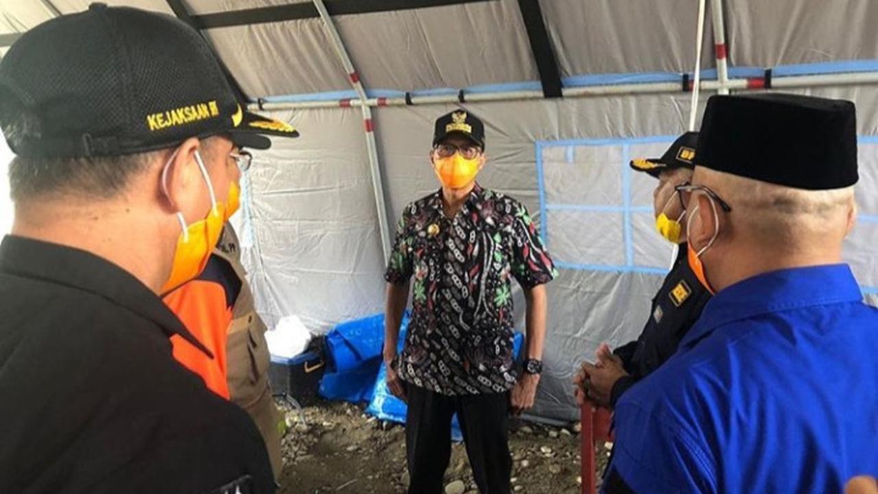Gubernur Sumbar, Irwan Prayitno meninjau perbatasan Sumbar di Pasaman Barat dalam rangka memperketat arus masuk ke provinsi setempat.