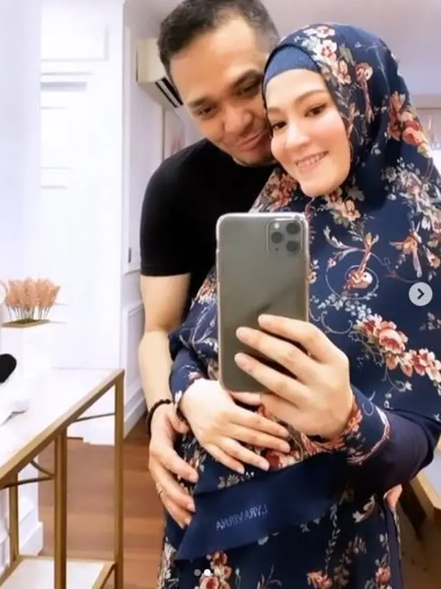 Hamil Setelah 7 Tahun Nikah, Ini 6 Potret Lyra Virna Pamer Perut Buncit