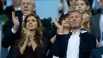 Roman Abramovich dan Dasha Zhukova bertepuk tangan saat final Liga Champions antara Bayern Munich dan Chelsea, Jerman pada 19 Mei 2012. Abramovich dan Zhukova mengumumkan perceraiannya setelah 10 tahun menikah. (AP Photo/Matt Dunham)