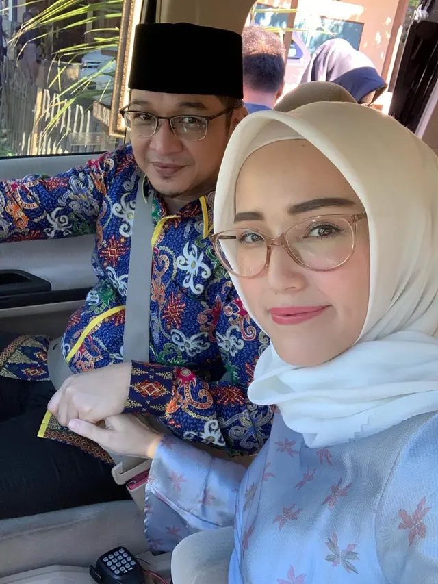 Jadi Istri Pejabat, Ini 6 Potret Setia Adelia Dampingi Pasha 'Ungu'