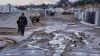 Anak-anak pengungsi Palestina berjalan melewati genangan lumpur setelah hujan deras melanda di sebuah kamp darurat untuk pengungsi, Zawaida, Jalur Gaza tengah, Rabu 17 Desember 2025. Hujan deras dan badai musim dingin Byron yang terjadi sejak pertengahan Desember 2025 telah menyebabkan banjir di berbagai kamp pengungsian yang ada di Jalur Gaza, termasuk di wilayah tengah seperti Zawaida. (AP Photo/Abdel Kareem Hana)