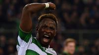 Striker Celtic, Moussa Dembele, merayakan gol yang dicetaknya ke gawang Gladbach pada laga Liga Champions di North Rhine-Westphalia, Selasa (1/11/2016). (AFP/Patrik Stollarz)